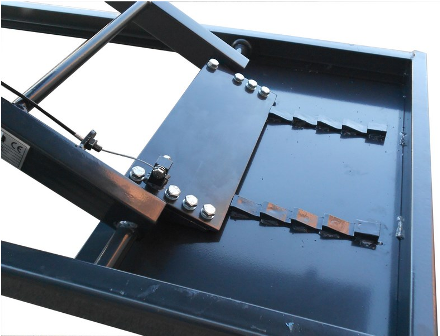 Table élévatrice avec pédales de commande au pied