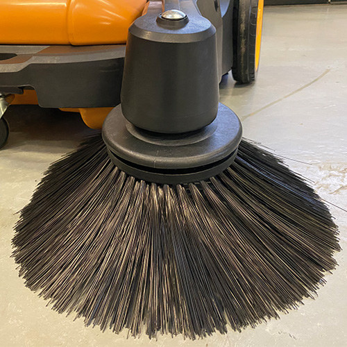 Balayeuse accompagnée avec un rendement maximal réel 3680/2208m2/h pour le nettoyage des espaces extérieurs - rt-920f_3