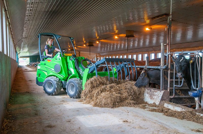 Mini-chargeuse articulée Avant Tecno Série R - 1.4t, siège conducteur arrière, bras télescopique_3