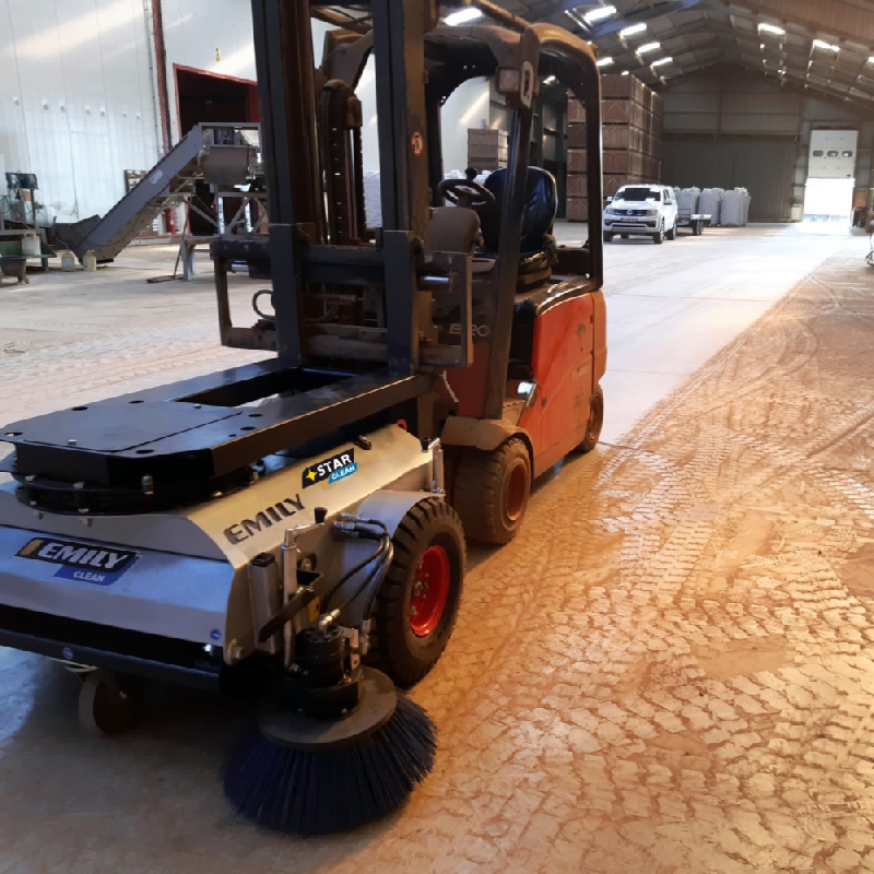 Balayeuse d'intérieur pour chariot élévateur en Rhône - Achat neuf et location de courte à longue durée - Emily_3