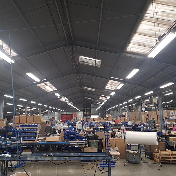 Eclairage industriel recommandé pour les laboratoires, les locaux médicaux ou les bâtiments industriels - reglette sustry ip66_3