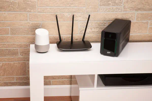 APC Easy UPS BVX - onduleur line-interactive - 900VA, 230V - Prises IEC_3