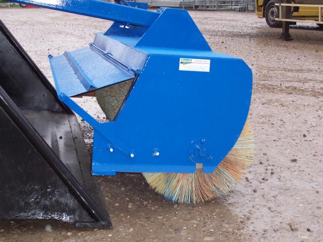 Balayeuse ramasseuse sur godet dujardin_3