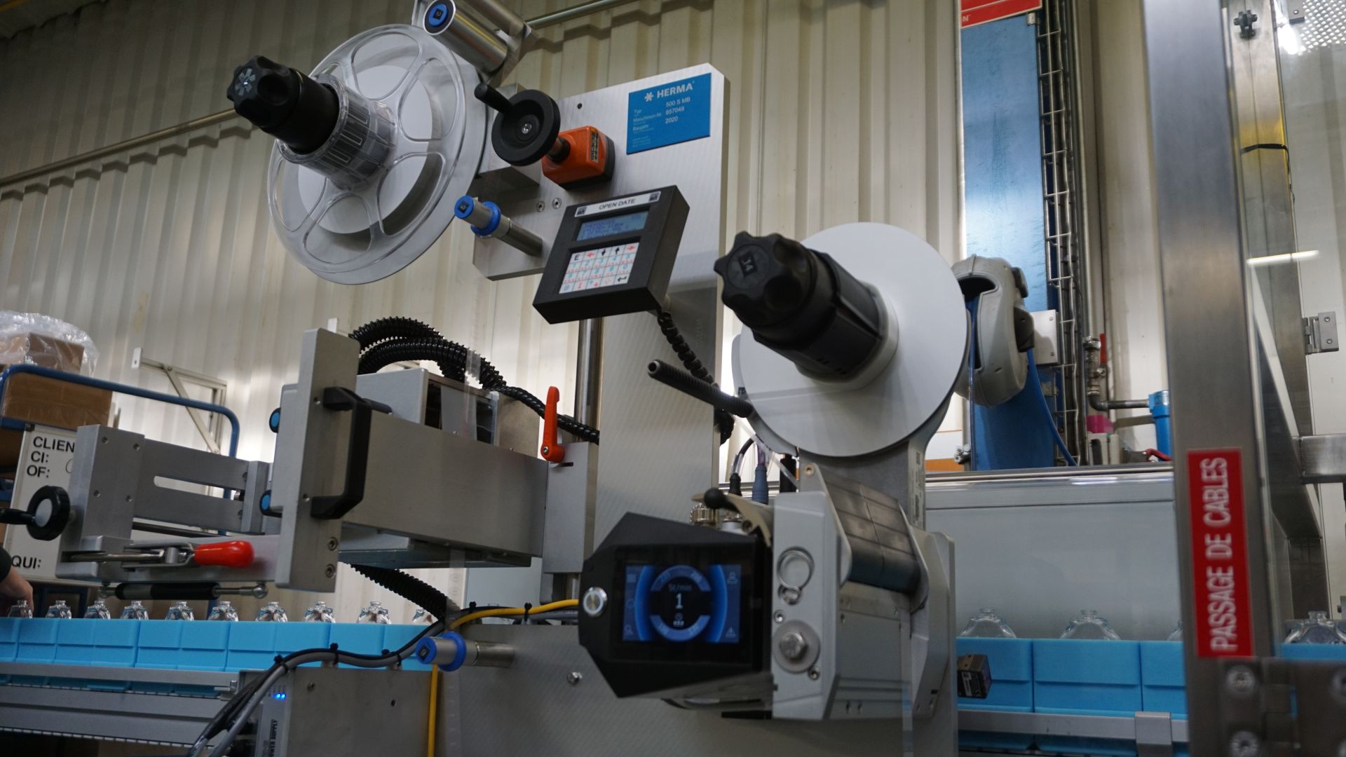 Etiqueteuse de fond de flacons_3