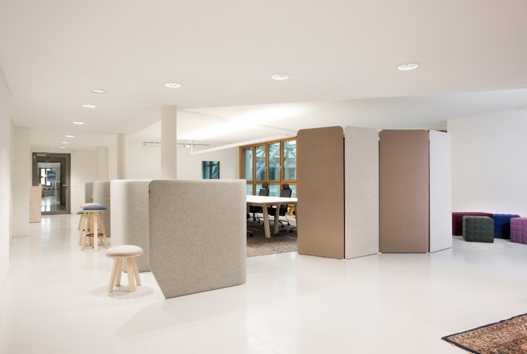 Cloison acoustique suspendue pour des espaces calmes et professionnels_3