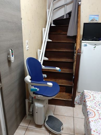 Monte-escalier courbe double-rail avec deux télécommandes - Handicare - Compact et personnalisable_3