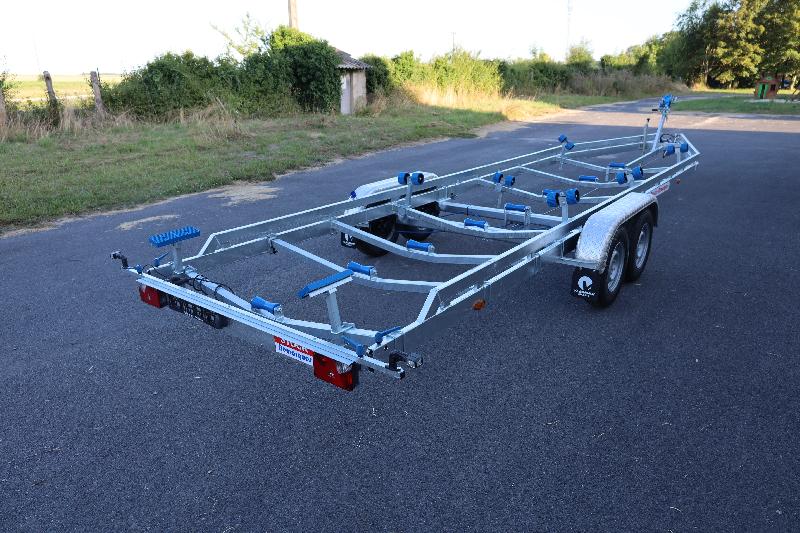 Remorque bateau 2x1800 kg adaptée pour mise à l'eau et grutage