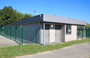 Vestiaire sportif sur mesure - aspect sobre & chic - mur en pierres meulières - 264 m²_3