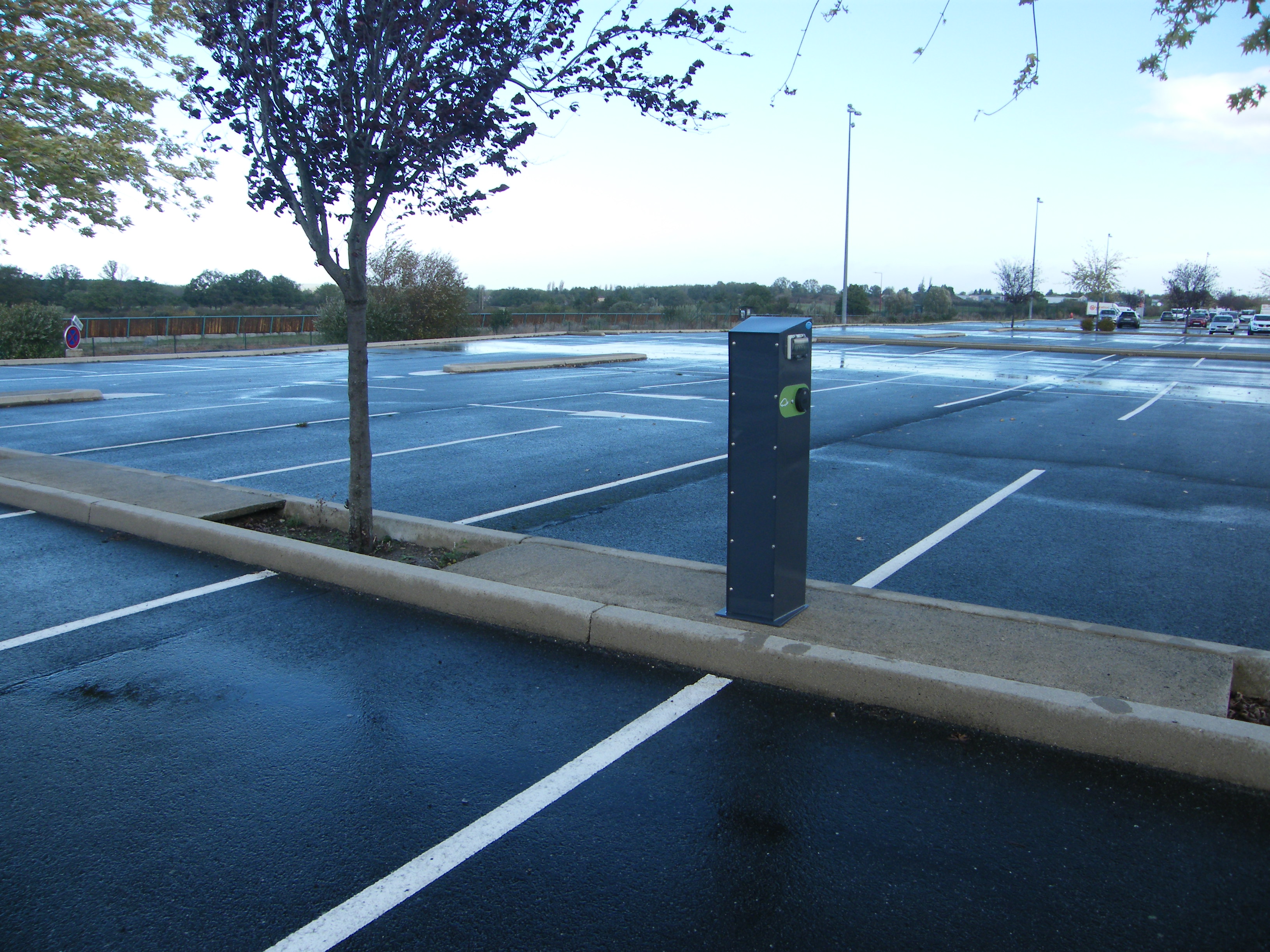 Borne de recharge pour voiture électrique - prise type 2 - charge 7.4 kW par véhicule - protection époxy - dimensions H1300mm x L300mm_3