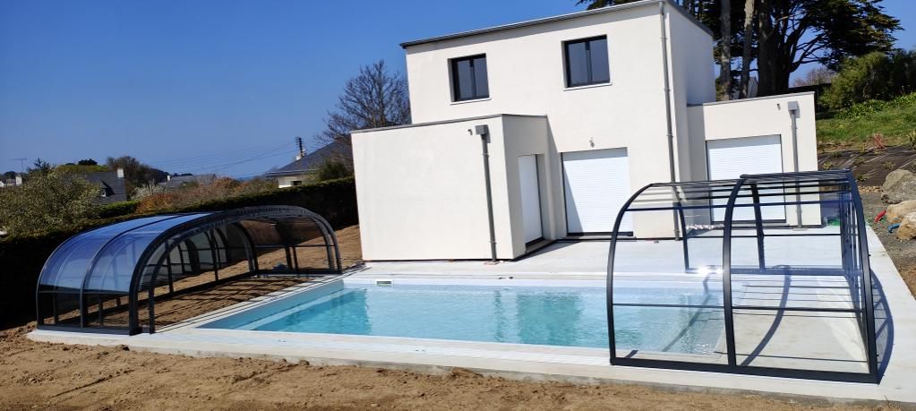 Abri télescopique sur rail avec façade transparente