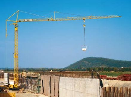 Grue Liebherr avec mécanisme d'orientation de 3,0 kW et levage de 11 kW