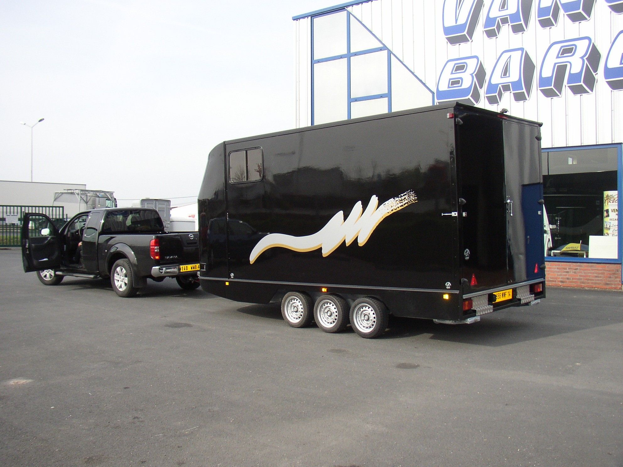 Remorque polyester avec dimensions 5m x 2.3m x 1.9m