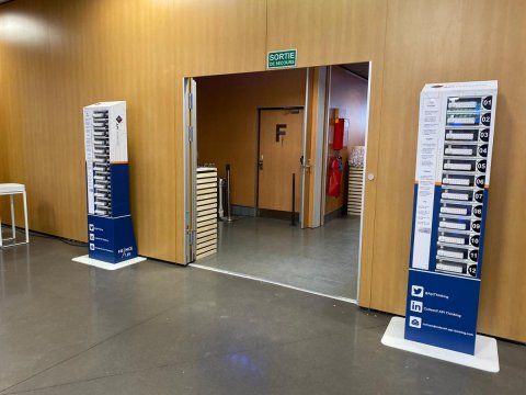 Borne de recharge équipée de câbles trident adaptés à plusieurs appareils