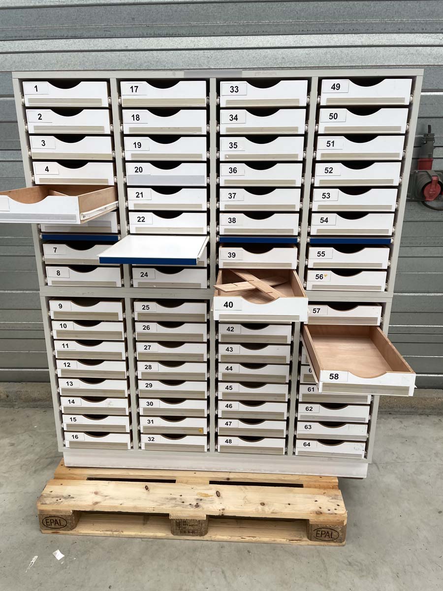 Meuble d'occasion de laboratoire - 32 tiroirs sur pieds en métal - Référence P21091175_3