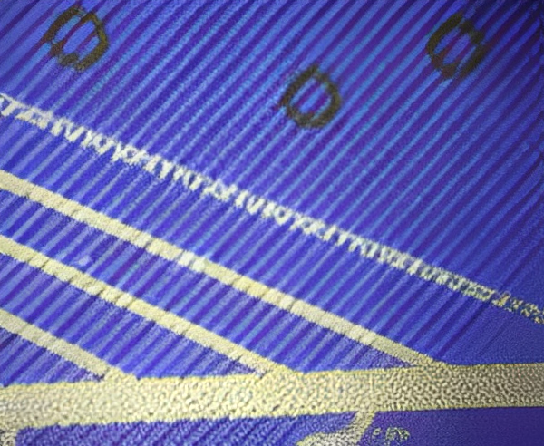 Système de détection de faux documents avec grossissement optique puissant