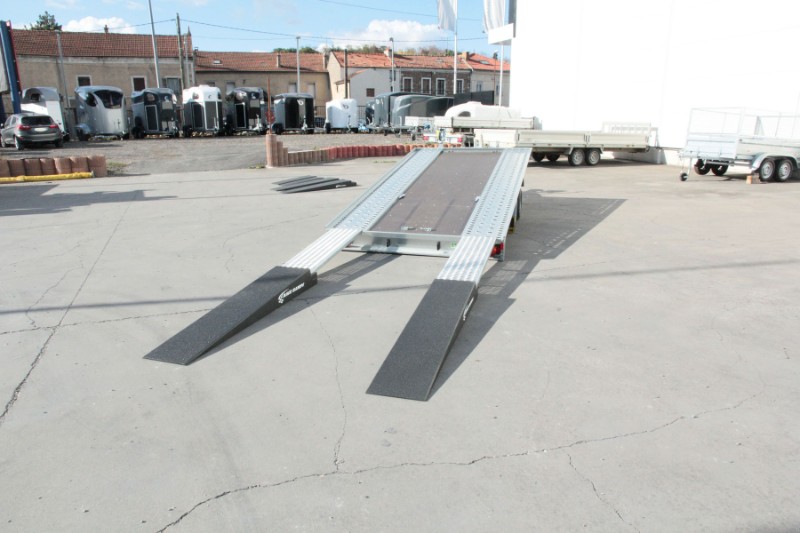 Extensions de rampes légères et résistantes pour remorques