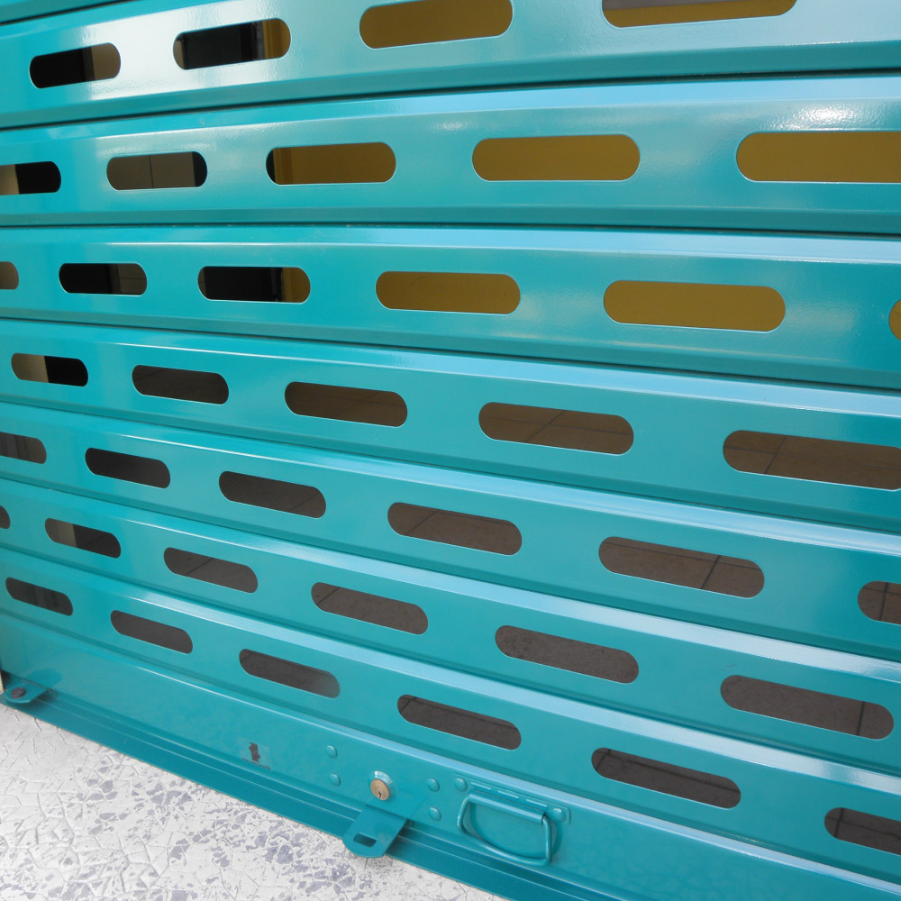 Rideau métallique électrique à lames agrafées Oculus - Fermeco - sécurité et manœuvre motorisée_3