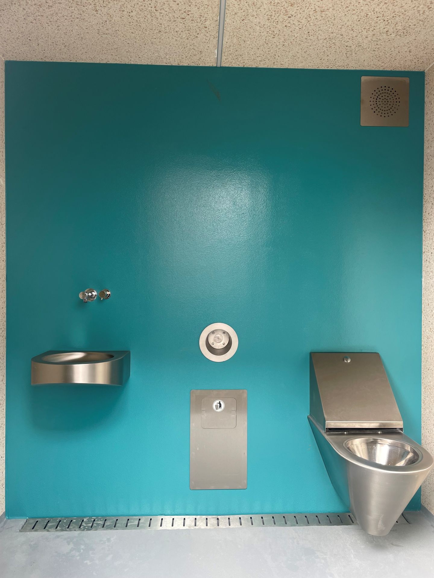 Cabine PMR avec une cabine standard disponible en version manuelle, semi-automatique ou automatique - réf. 2052_3