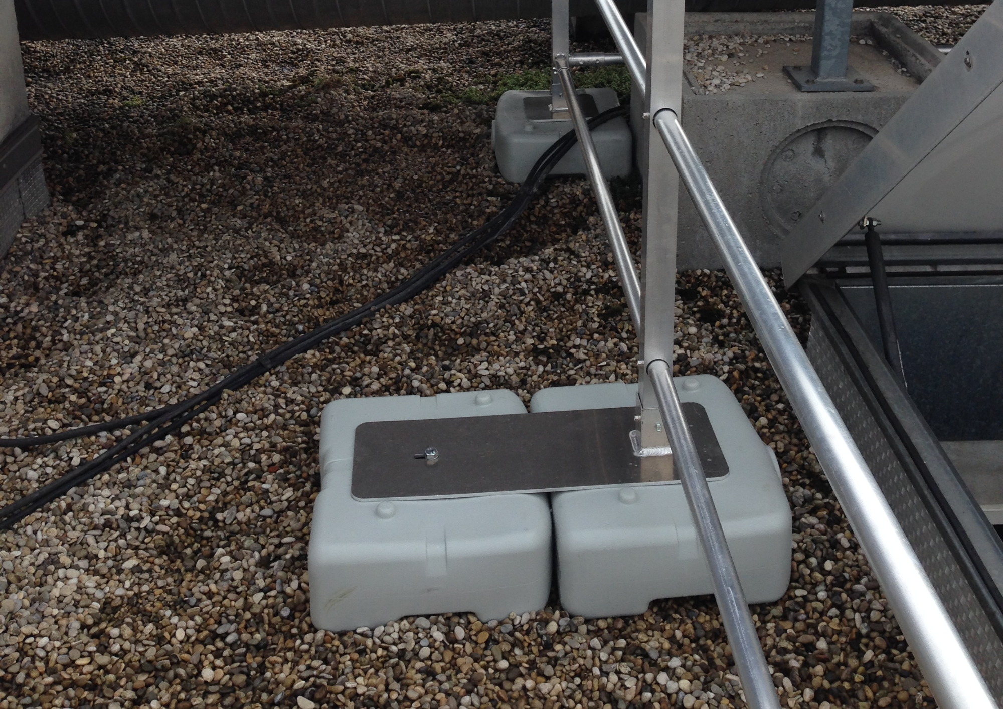 Garde corps fixe protection de lanterneaux GM - montants en aluminium carré - lisses et sous-lisses en aluminium_3