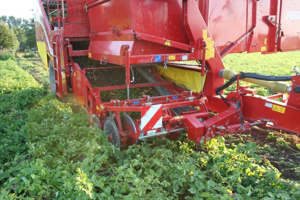 Système d'arrachage avec faible hauteur de chute pour respect des produits