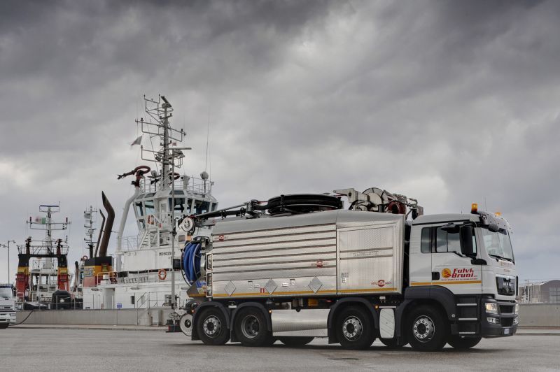 Machine hydrocureur équipée d’un dévidoir d'aspiration télescopique