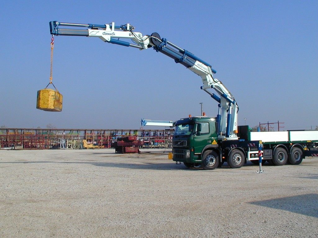 Grue auxiliaire équipée de béquilles avec largeur de déploiement de 8 060 mm