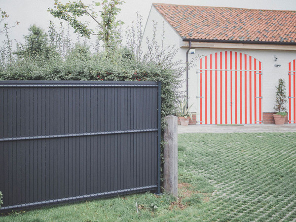 Lames en PVC pour brise vue jardin, simples à installer