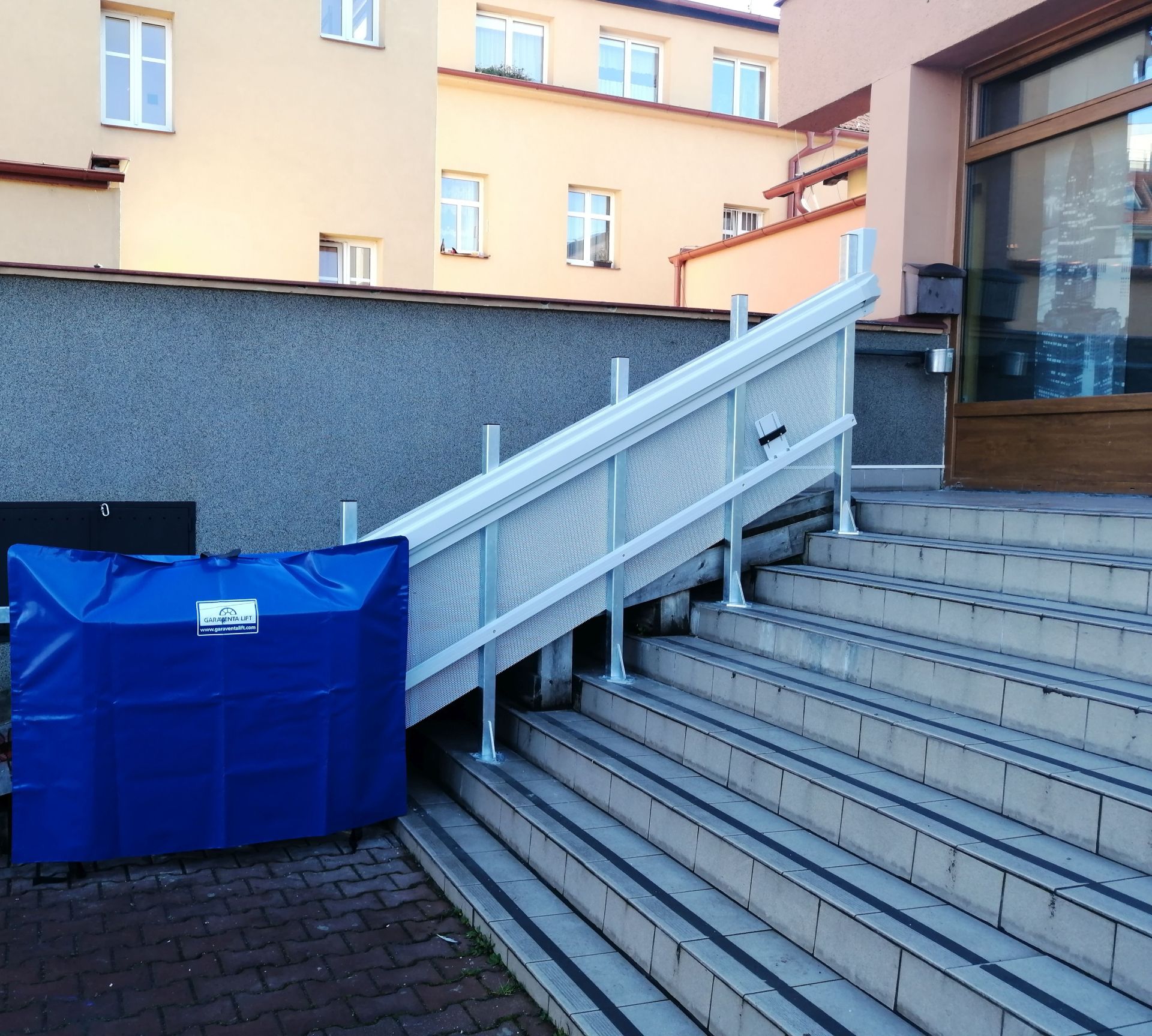 Plateforme élévatrice monte-escaliers droits pour accès PMR - Garaventa Lift X3_3