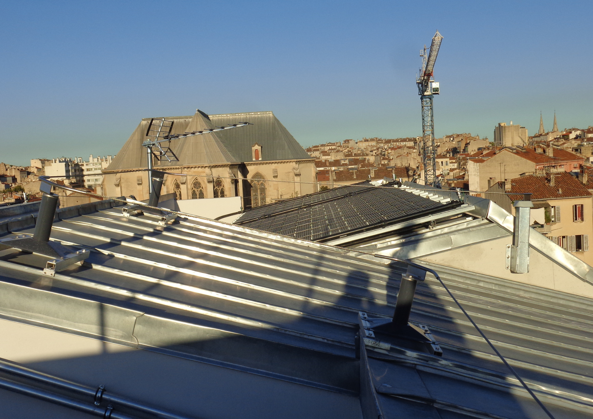 Ligne de vie à chariot - dispositif d'ancrage pour couverture à joint debout avec potelet absorbeur intégré_3