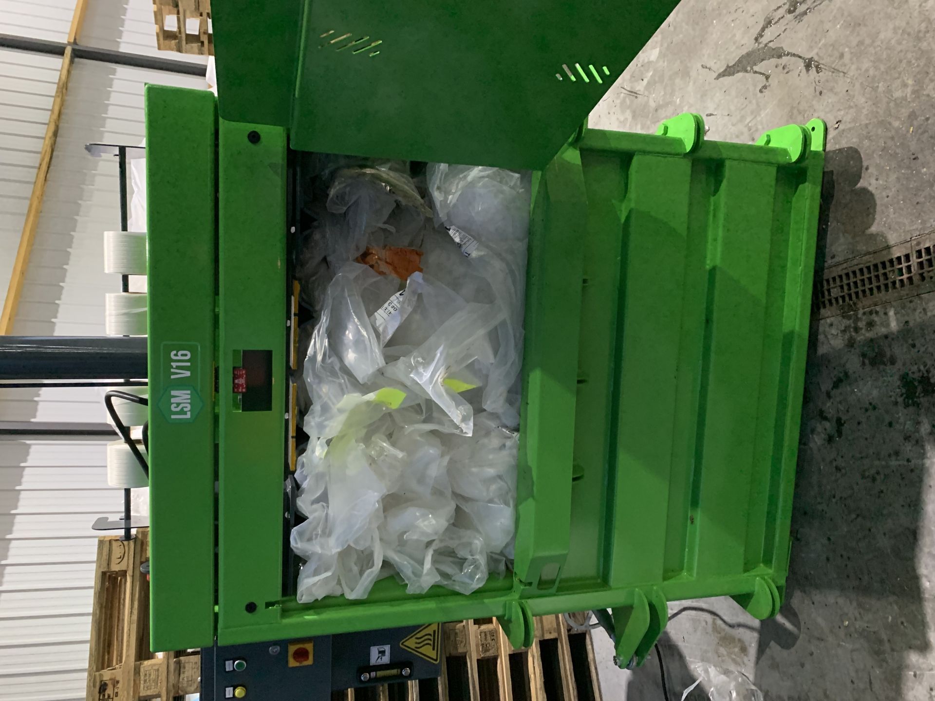 Presse à balles haute capacité V16 pour plastique et film plastique - Compactage sécurisé pour déchets souples et volumineux._4