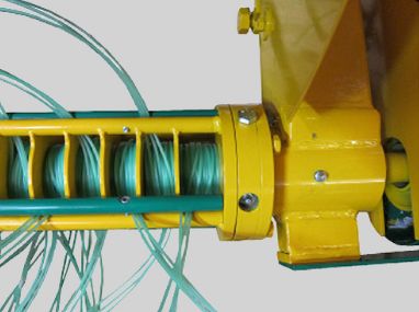 Machine d'entretien pour vignes avec système Guyot