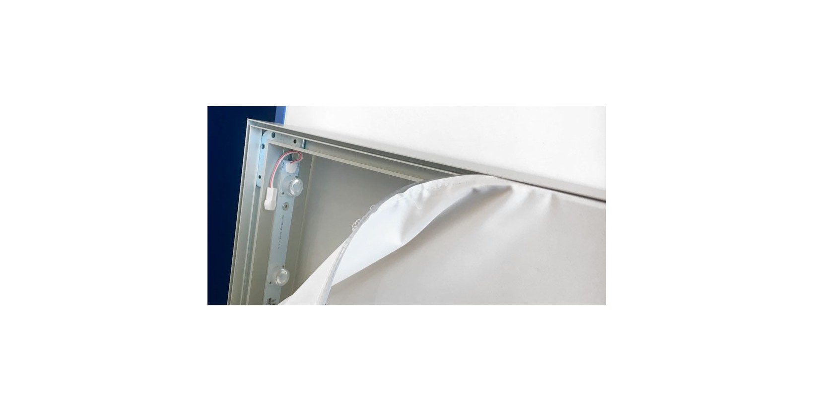 Totem publicitaire double face - structure en aluminium avec tissu imprimé personnalisé et éclairage intégré_3