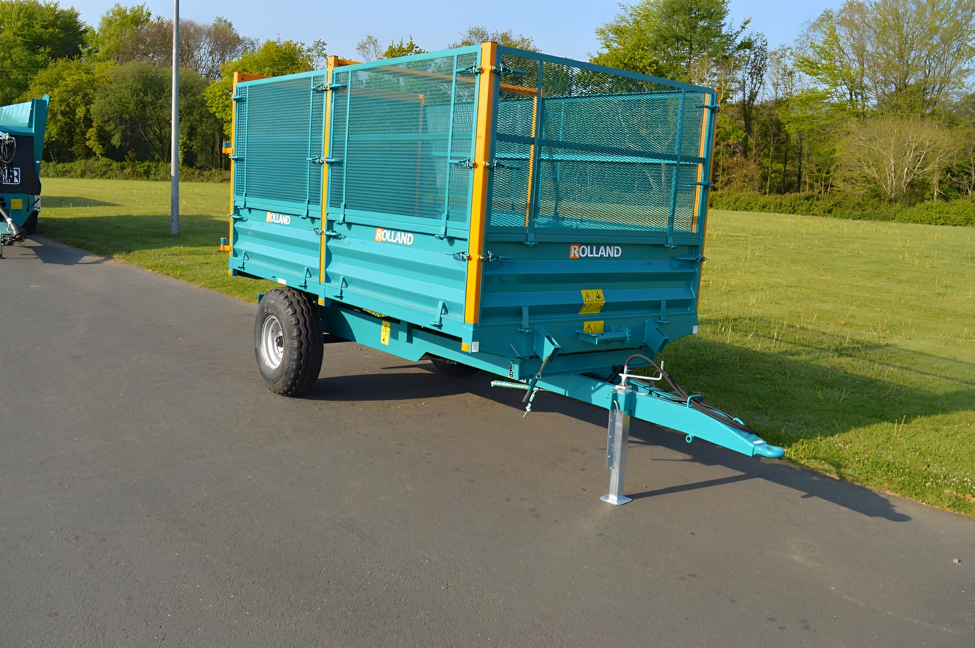 Benne polyvalente et robuste pour doubles-actifs