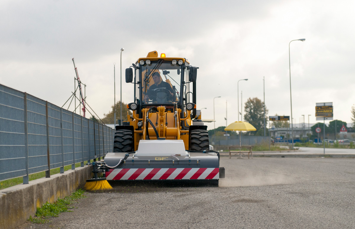 Engin polyvalent Venieri 8.23E de 8,4 tonnes équipé d’un godet chargeur