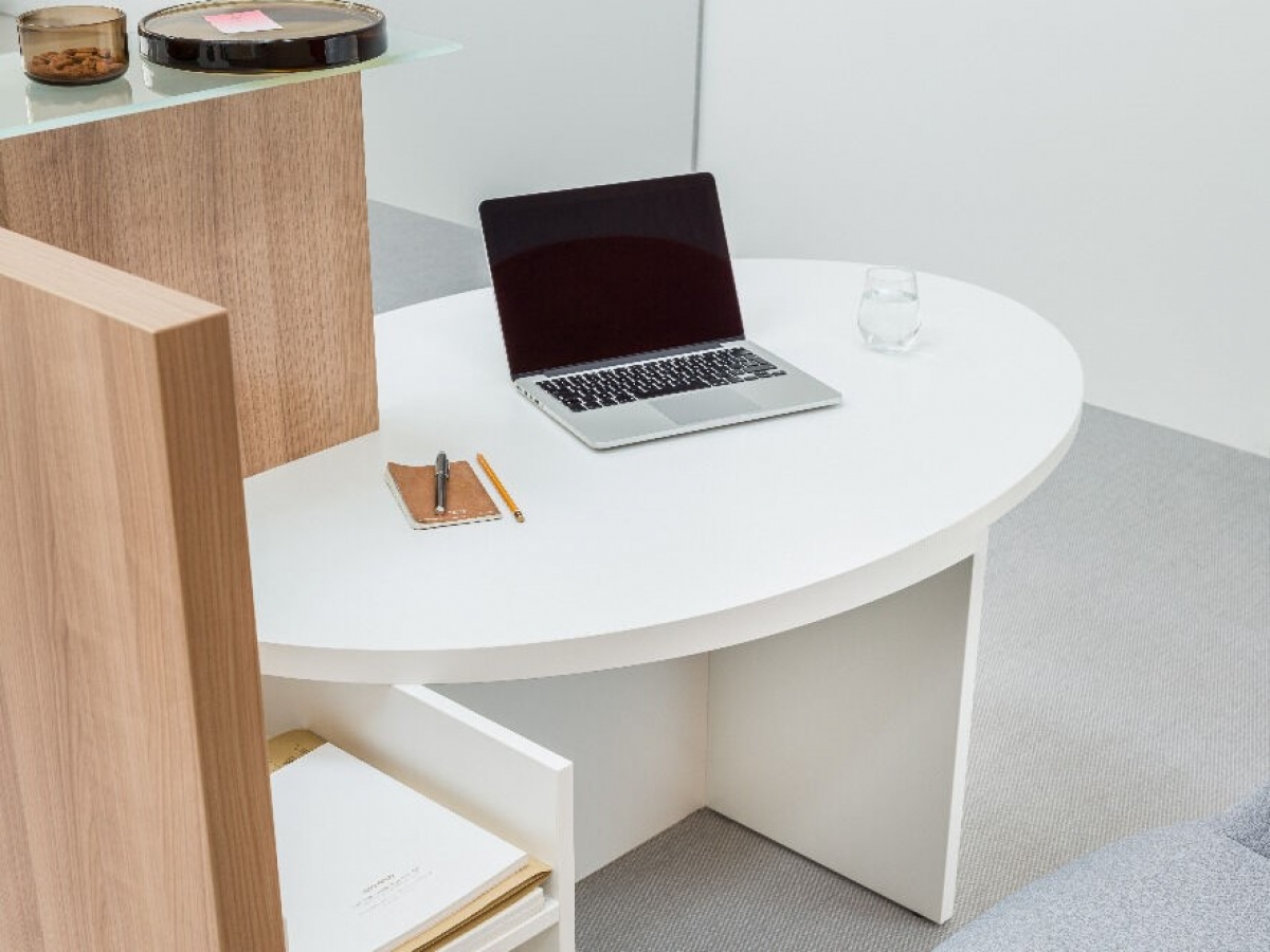 Banque d'accueil compacte et fonctionnelle - OVO pour petit espace avec plateau en verre_3