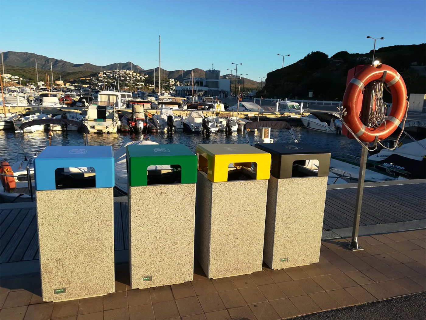 Poubelle tri sélectif Kube Selectif vert PA672SV - béton gris granite avec couvercle acier traité Ferrus_3