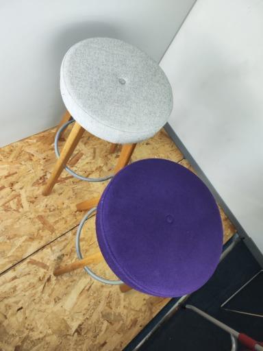 Tabouret de bureau haut Centro GTR2 d'occasion - chêne massif - assise capitonnée - anneau support de pied en métal argenté_3