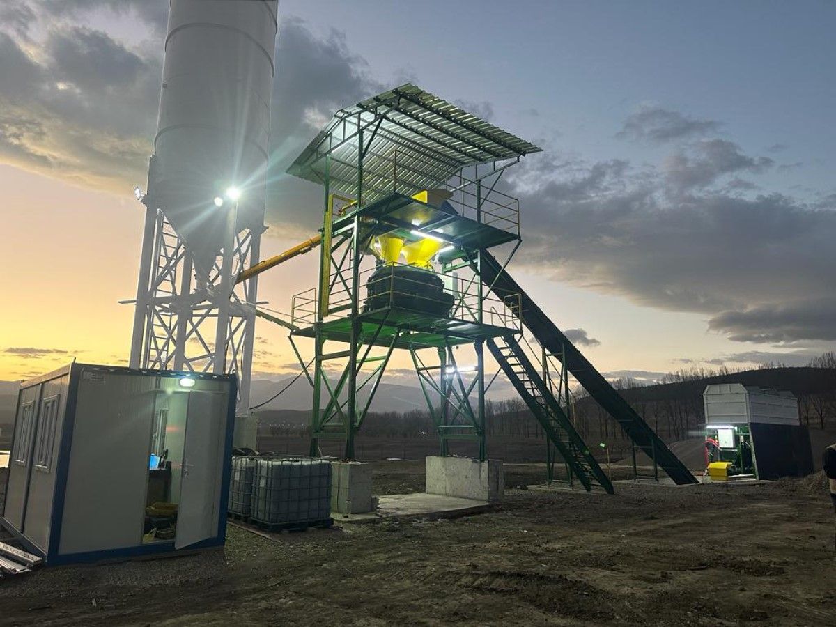 Centrale à béton avec trémies et silo à ciment de 50 tonnes