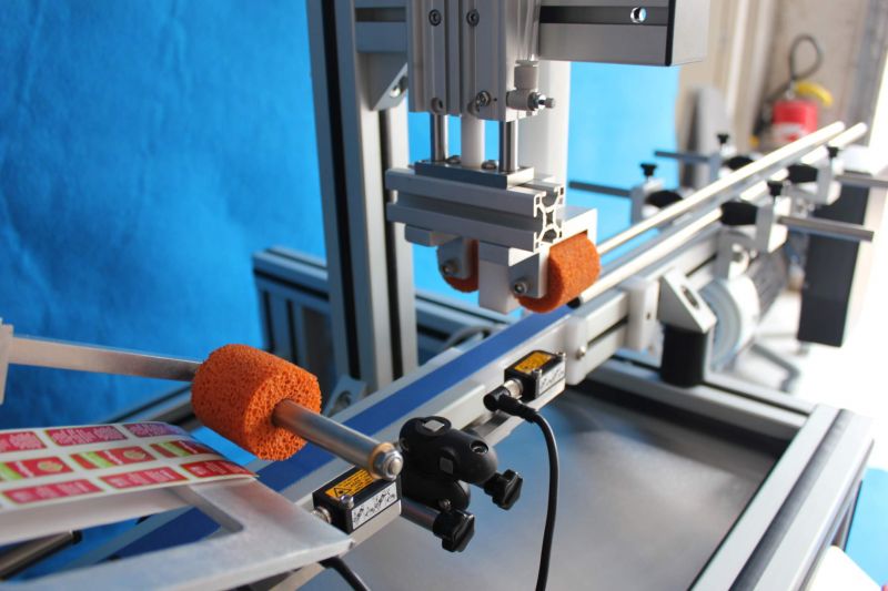 Étiqueteuse automatique par-dessus à rabat - ESA - Cadence jusqu'à 60 produits/min - Pose d'étiquettes inviolabilité pour secteurs agroalimentaire et cosmétique_3