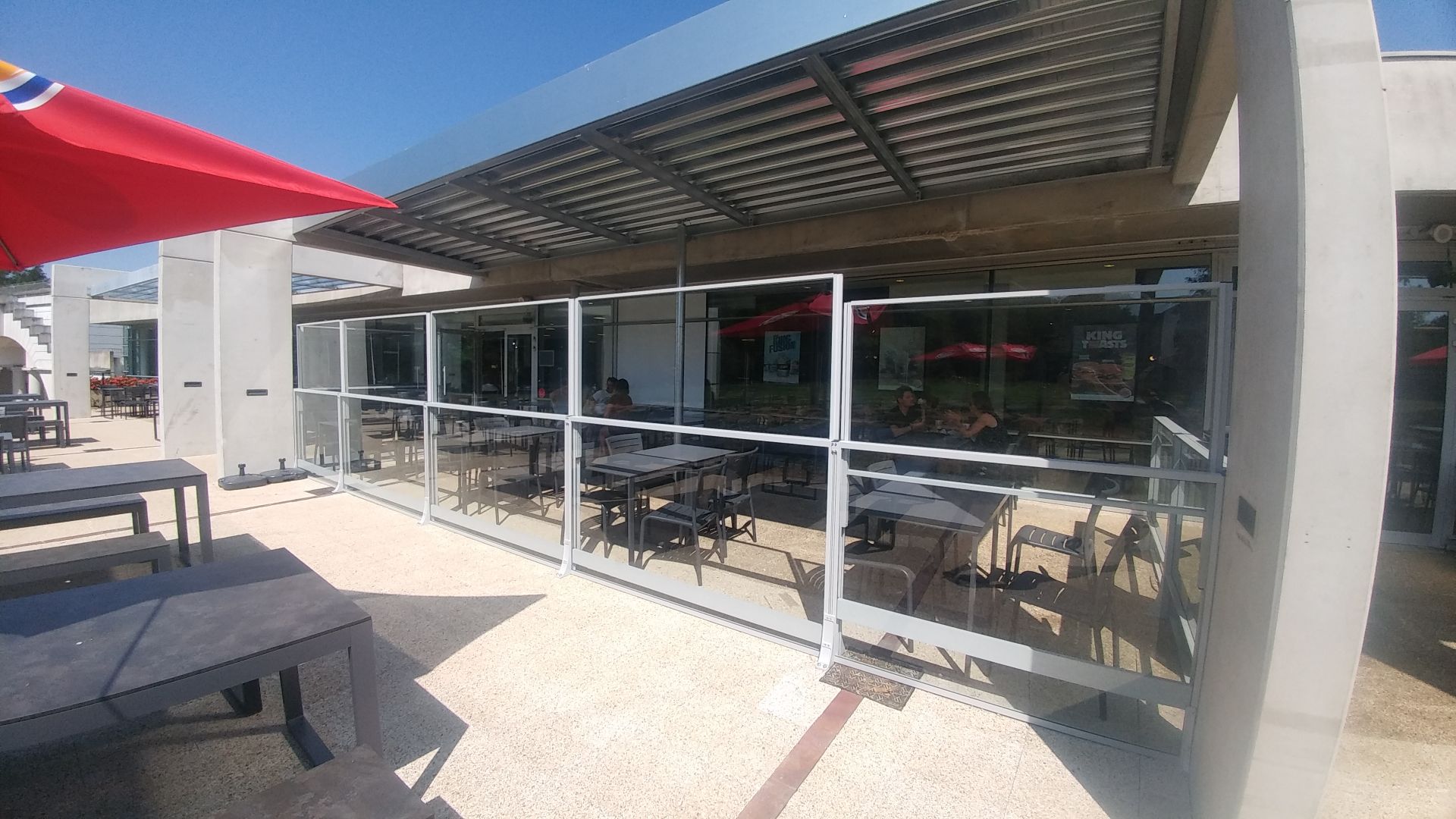 Paravent robuste en verre pour terrasses de restaurant