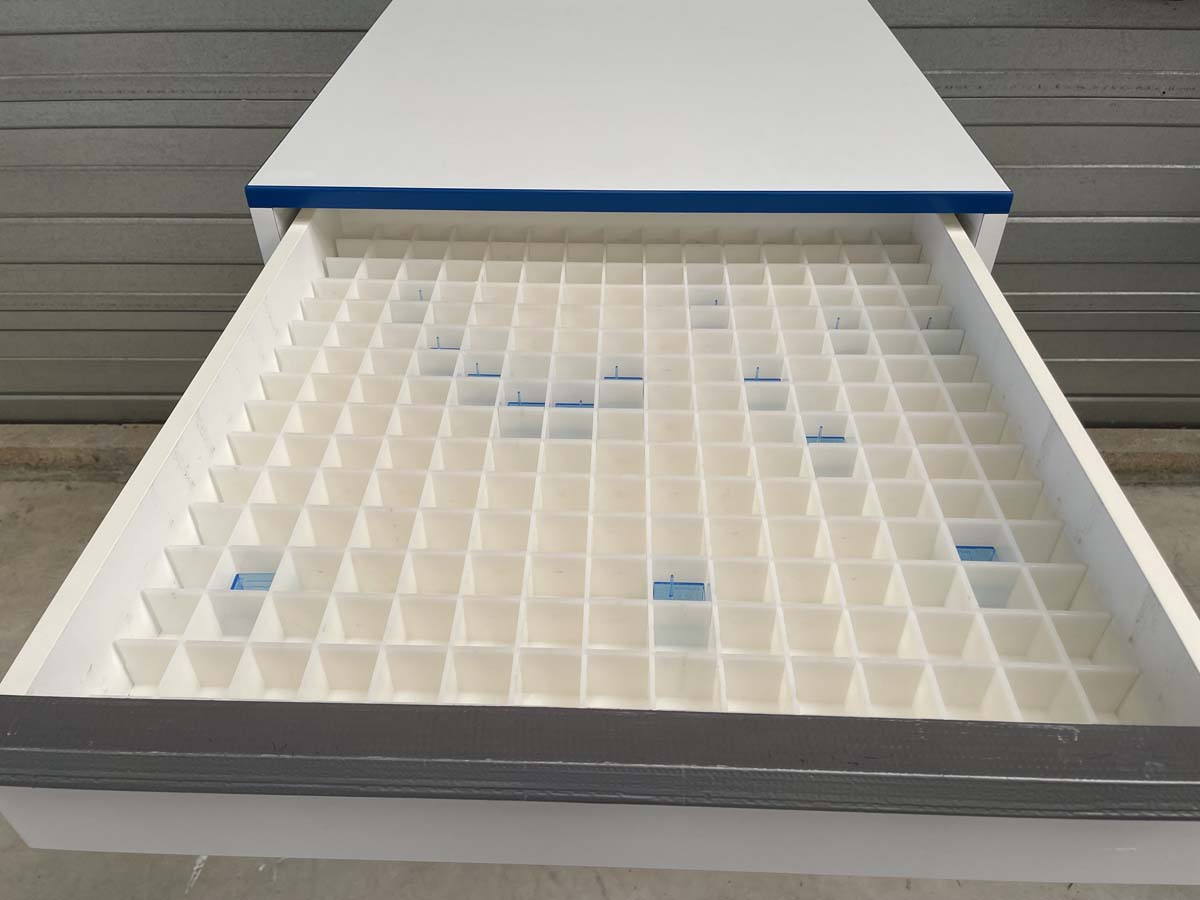 Meuble d'occasion de laboratoire avec 9 tiroirs - sur pieds métal - ATEX - Réf : P21091155_3