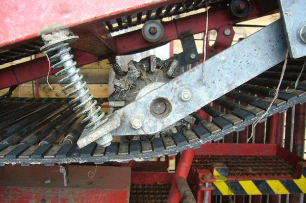 Récolteuse de carottes PSOPS - Simon - portée 3 points avec châssis robuste et mise en pallox_3