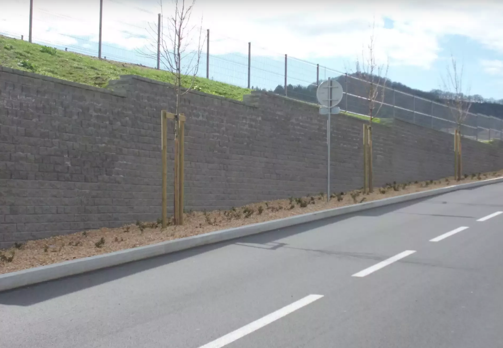 Bloc béton technique avec finition pierre éclatée