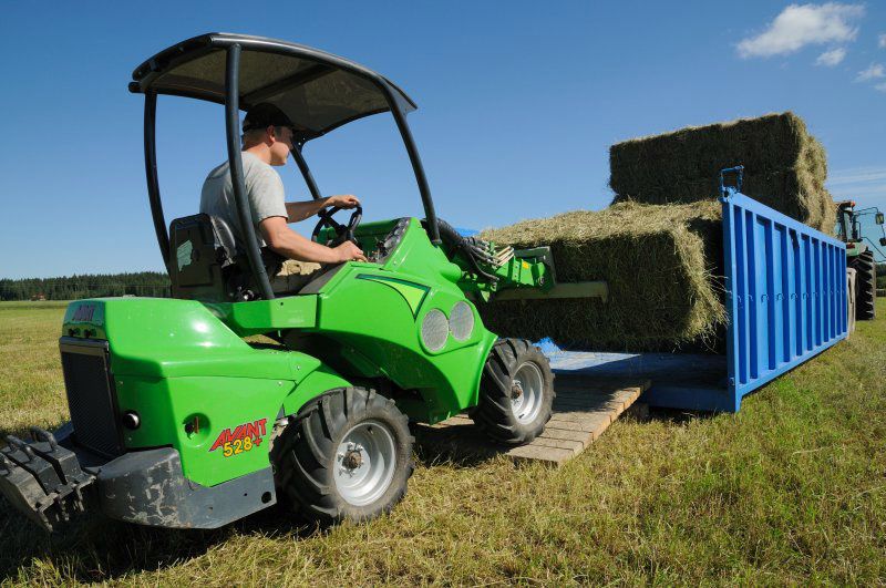 Accessoire de levage et transport de balles pour élevage de chevaux
