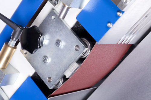 Rectifieuse avec tension pneumatique des courroies pour finition durable