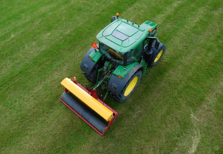 Semoir Vredo Compact pour regarnir les prairies et sentiers