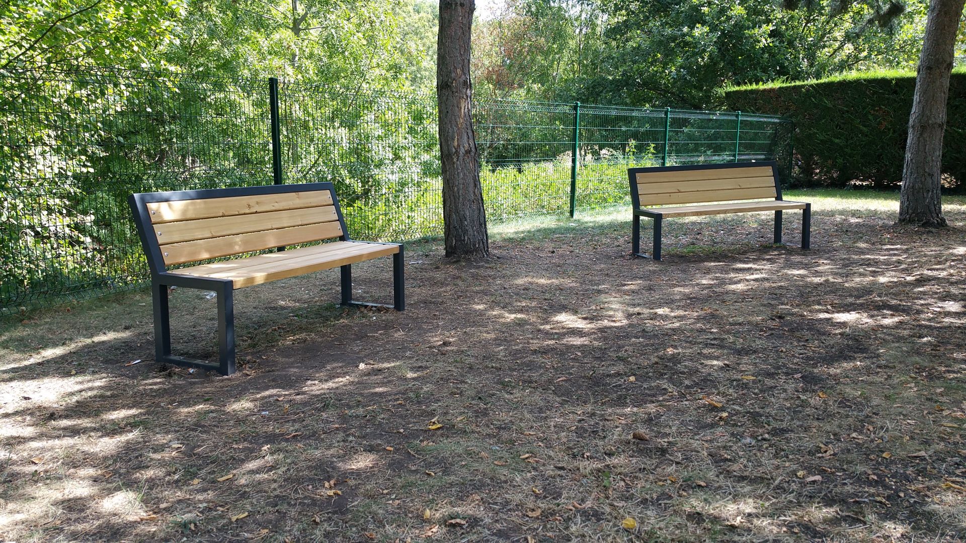 Banc public Miami Wood - Style Art Déco 1910 - Design acier et bois, confortable et durable_4