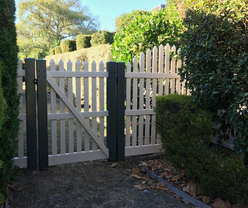 Clôture PVC décorative et fonctionnelle adaptée aux espaces extérieurs