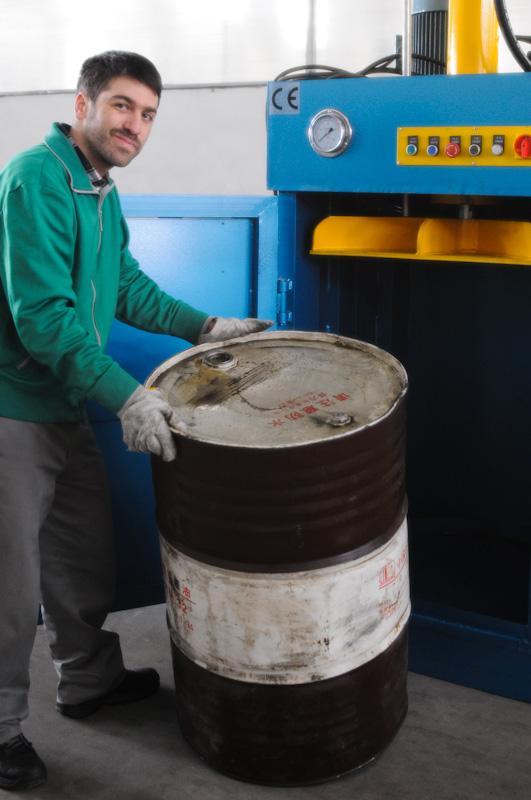 Machine de compression pour fûts métalliques encombrants