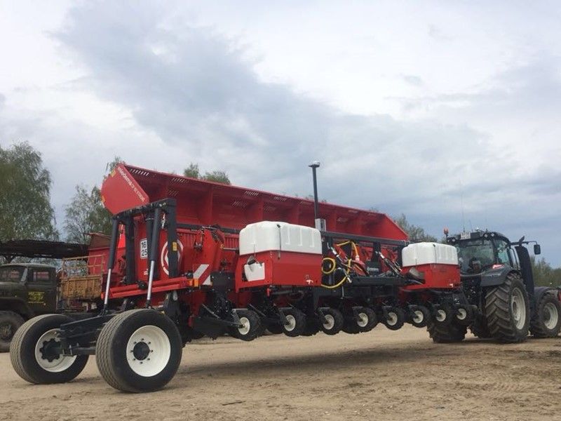 CP82 Xtreme - Planteuse à godets 8 rangs - Dewulf BV - Haute précision et grande capacité_3